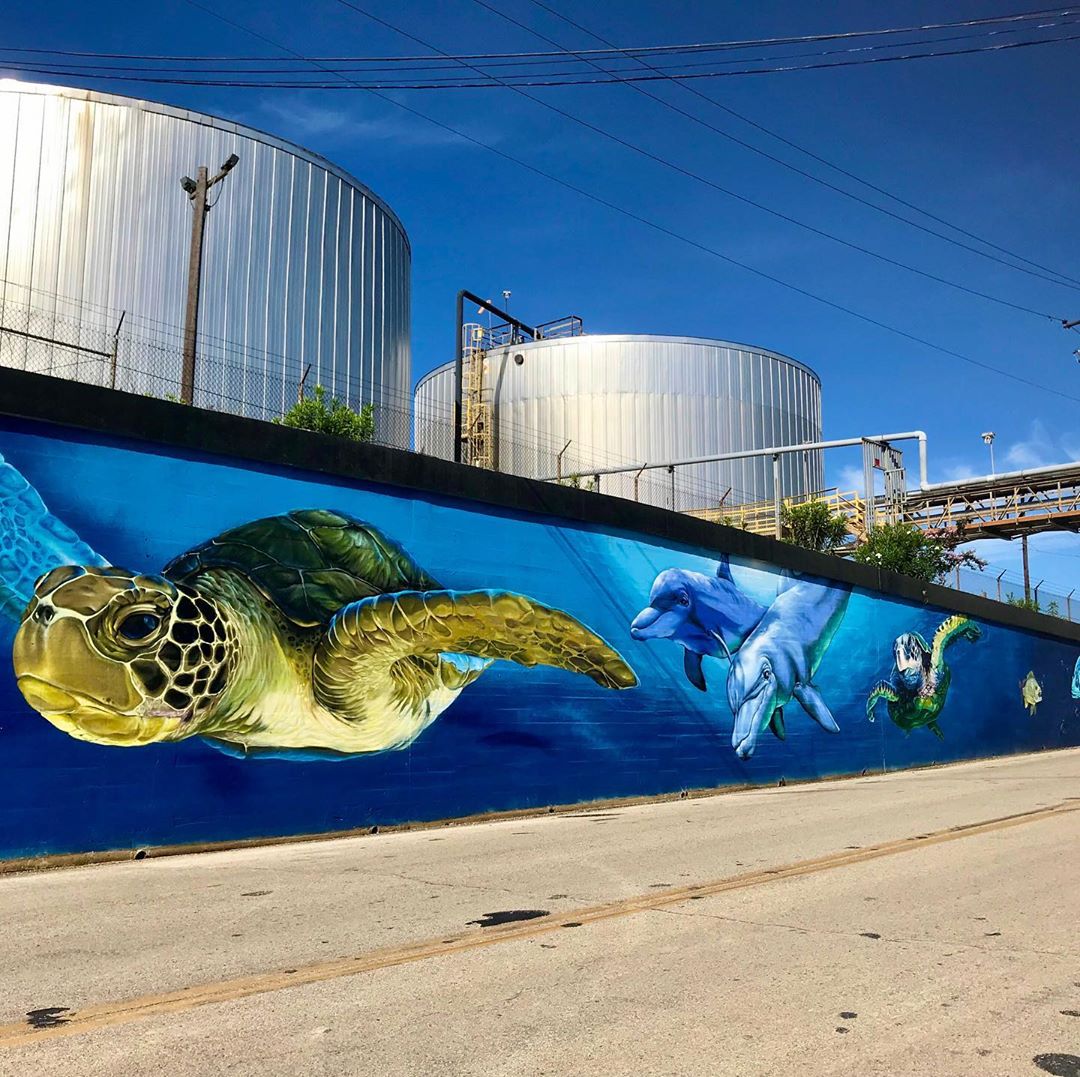 mural in Houston by artist Justin Suarez. Tagged: animals